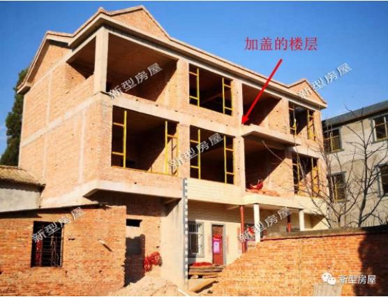 农村加盖楼层，一根钢管代替柱子承重？真为他们的胆大点赞