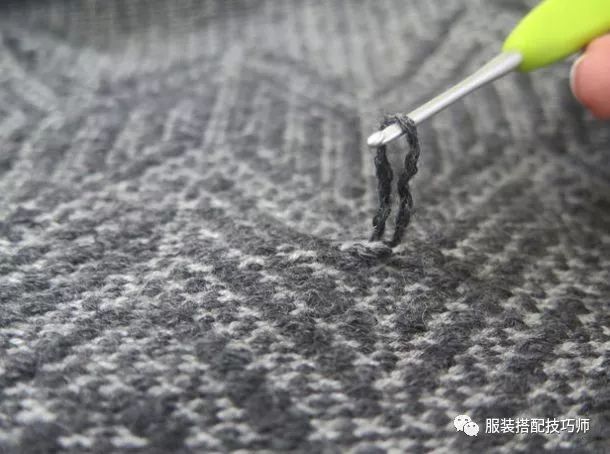 高领毛衣领口松垮怎么翻领好看,针织衣领松垮怎么缩小领口