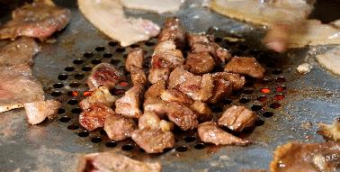 人山人海来吃肉,大哥小弟都说香