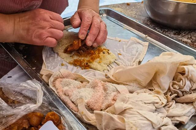 重庆糯米肉团子,重庆糯米团裹黄豆粉街边小吃