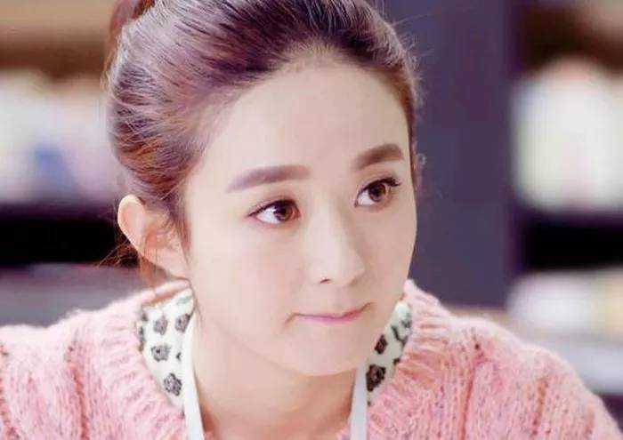 大饼脸最适合什么短发发型图片,适合老气大饼脸的锁骨发发型