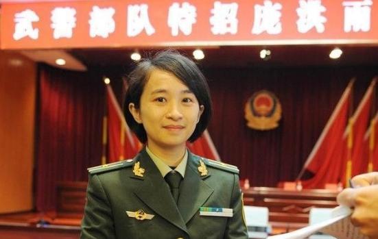 教你如何识别我军军官的级别大小,只看胸前的资历章就行了