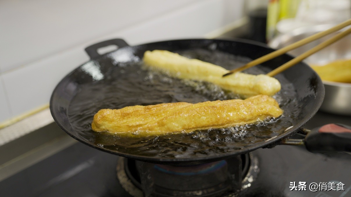 炸油条放鸡蛋好还是不放鸡蛋好,炸油条只放酵母泡打粉鸡蛋可以吗