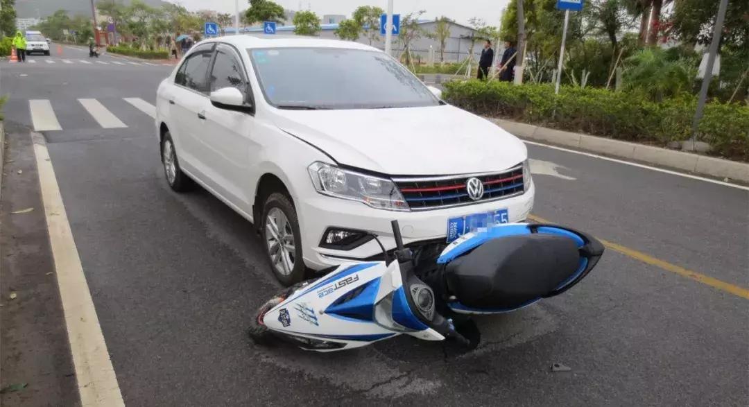 男子开三轮车被撞飞出去安全落地,男子骑摩托车被货车撞倒