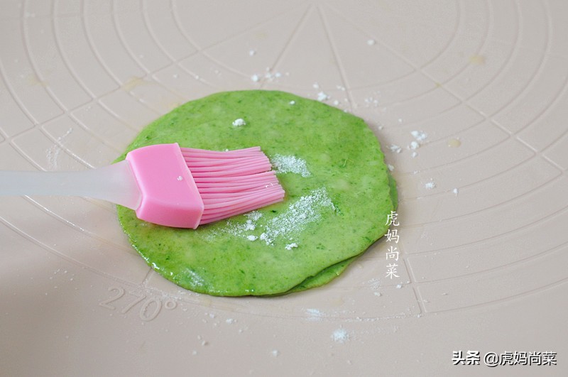 春饼这样做薄如蝉翼劲道又好吃,薄如蝉翼的春饼和面比例