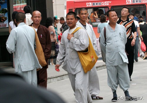 遇到假和尚提什么问题,假和尚遇到这种人一定要警惕