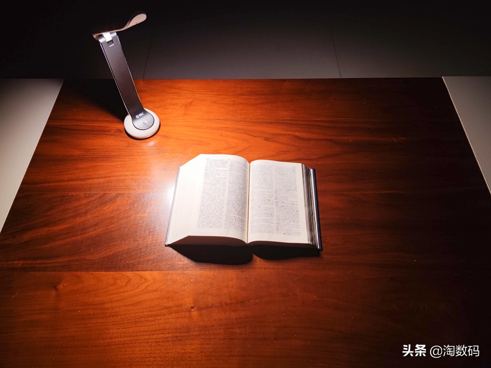 国货内卷无情：￥13块钱的3色温2400mAh充电式触控台灯开箱晒个单