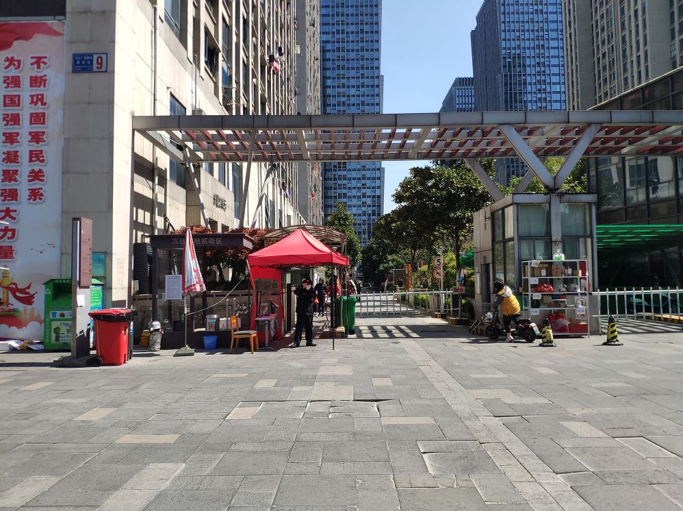 忍不了！房价低于周边1万/㎡！河西一小区要换万科物业