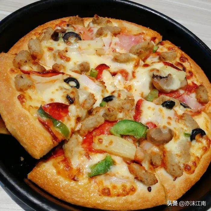 乞丐分享披萨给富豪,一份披萨教会富豪做人