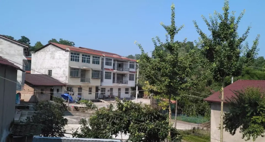 八九十年代的老瓦房，长年无人居住，确权登记时户主该写谁的名字