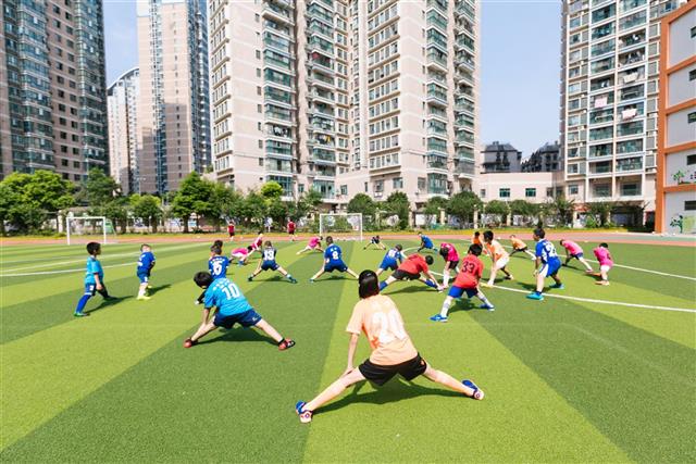 小学生暑假足球封闭训练营,炎炎夏日儿童足球训练