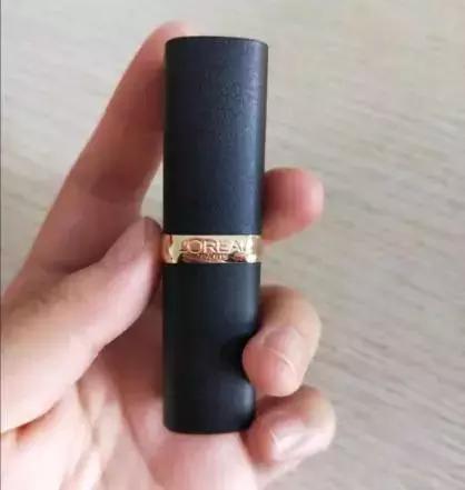 还在靠大红唇来提升气场？想做女王，裸色唇膏一样能做到