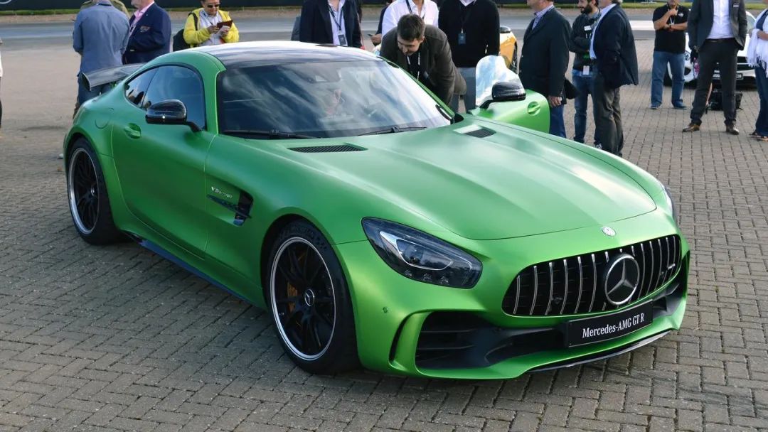 4年时间小伙轻松拿下百万奔驰,5万入手翼神怎么玩最有气质