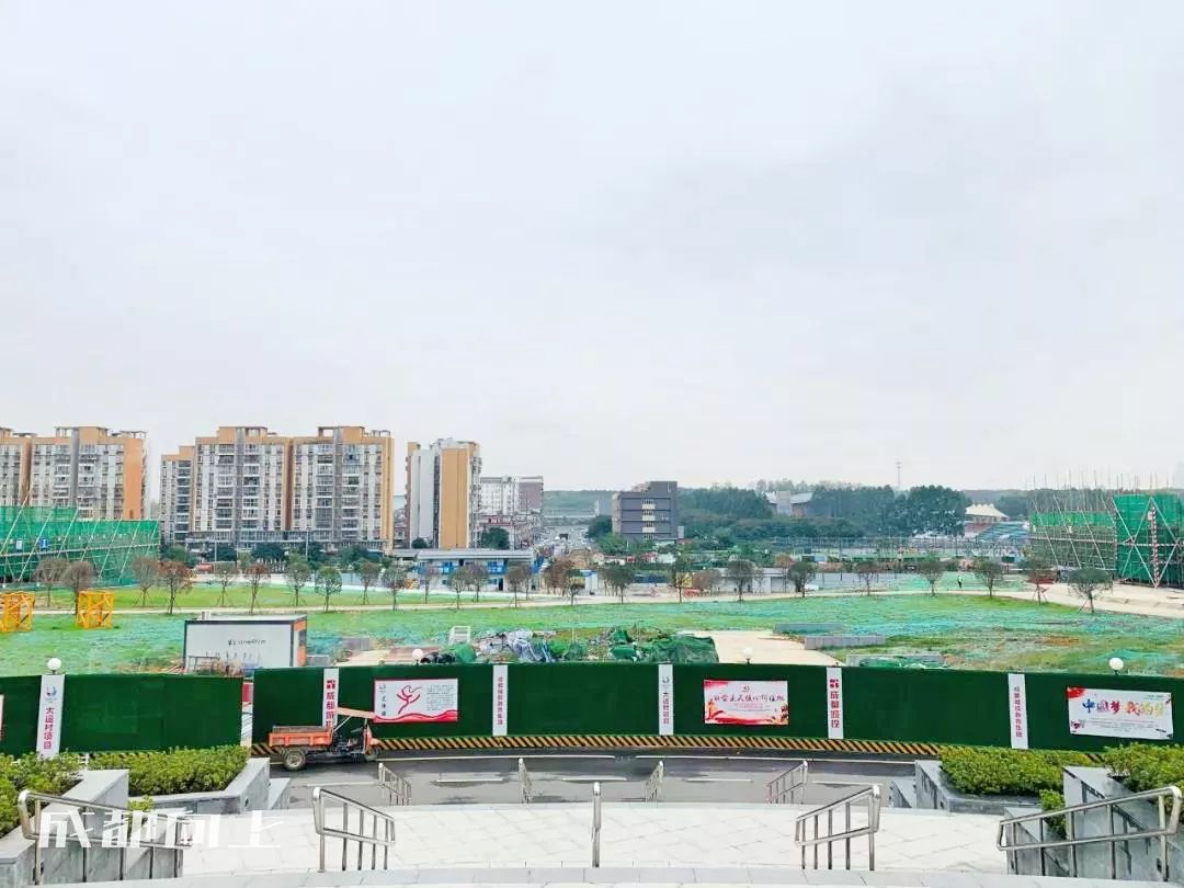 大运村建设火热朝天，成都大学已经上天