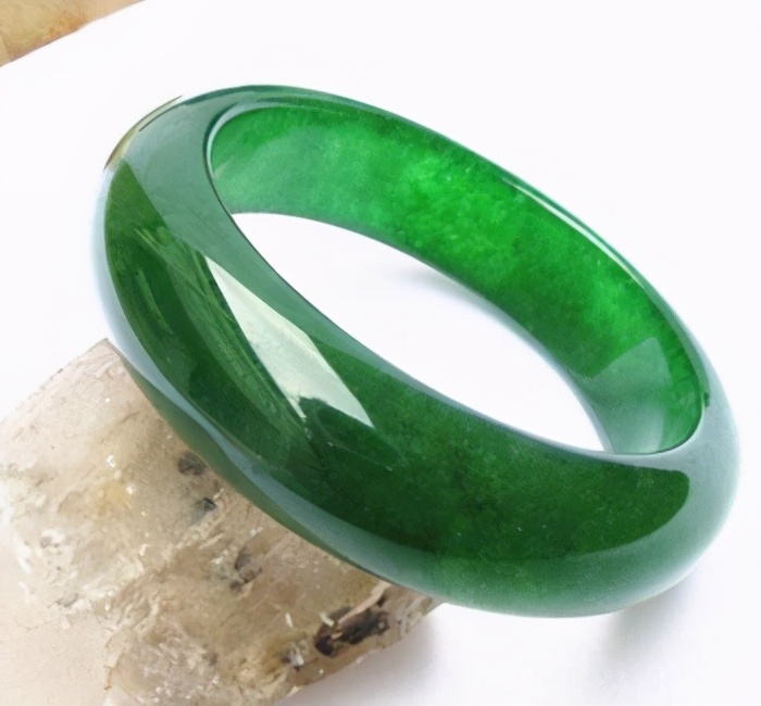 翡翠和玉的区别怎么区分,翡翠手镯的颜色怎么区分贵和便宜