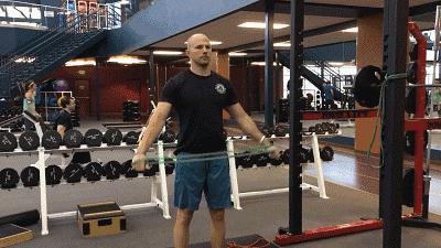 三角肌怎么练才不伤肩,如何把三角肌练得更大