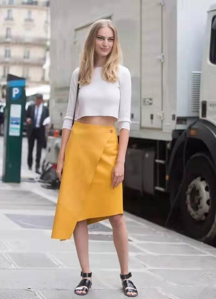 皮裙是一款彰显性感气质的裙子,茶歇裙小皮裙