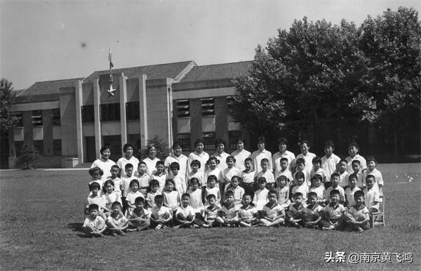 我的快乐童年一年级,快乐的童年美丽的小学校园生活