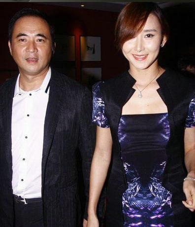 胡静出席活动搞怪,胡静红裙现身十分抢眼