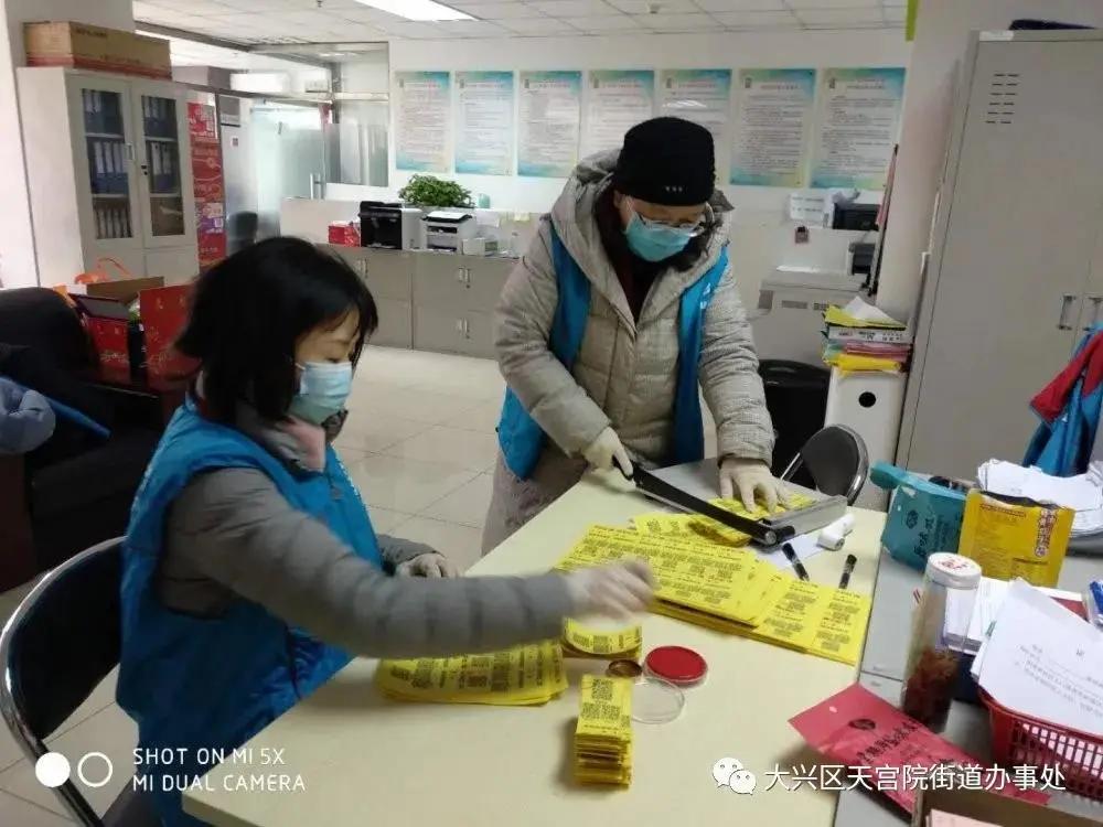 疫情防控下沉干部一线显担当,下沉干部参与社区疫情防控