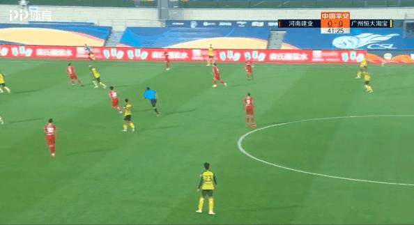 这粒进球*力暴**鸟大费周章，可本土球员用一脚停球就能“结束战斗”