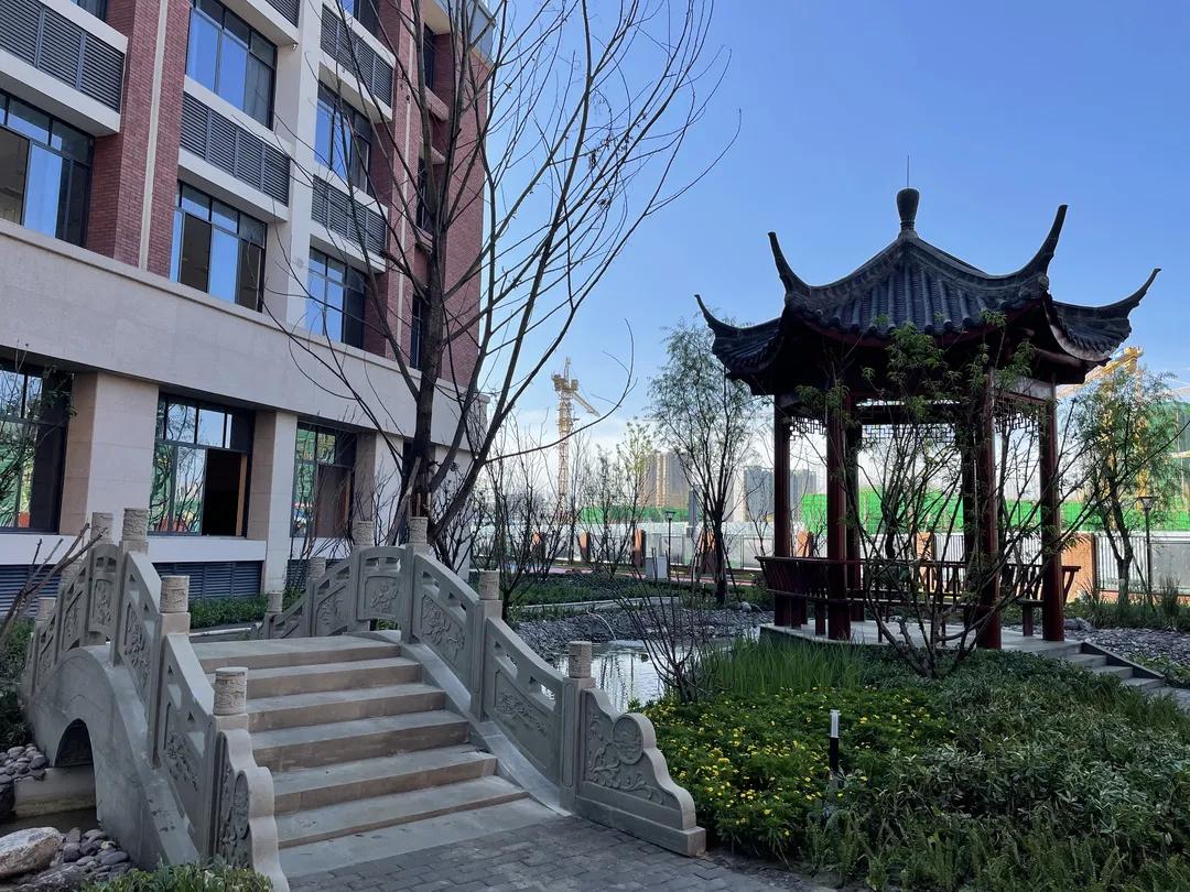 慕了!这所高品质高配置的学校藏不住了~|成华融媒