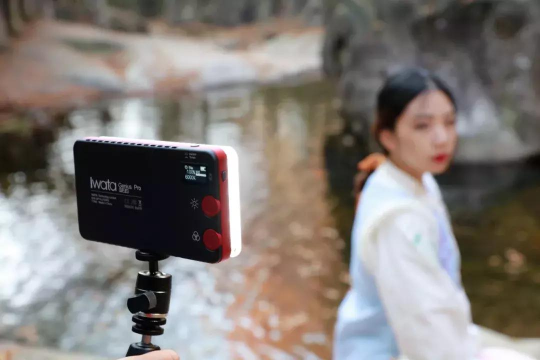 这款小LED灯火了！为何它是摄影师的最爱？