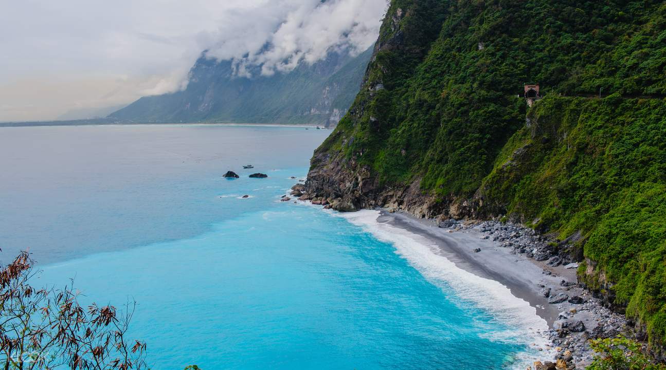 中国这个地方经济一般，但其天然为现代军事基地而生