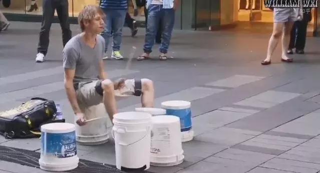 诗人或流浪者,街头艺人是一种什么生物?