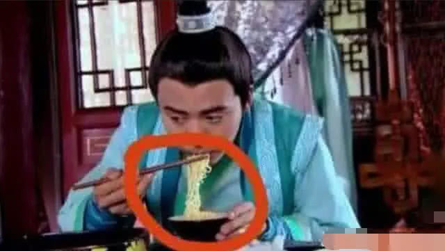 雍正被康熙秘密召见穿帮镜头,雍正穿帮镜头运动鞋