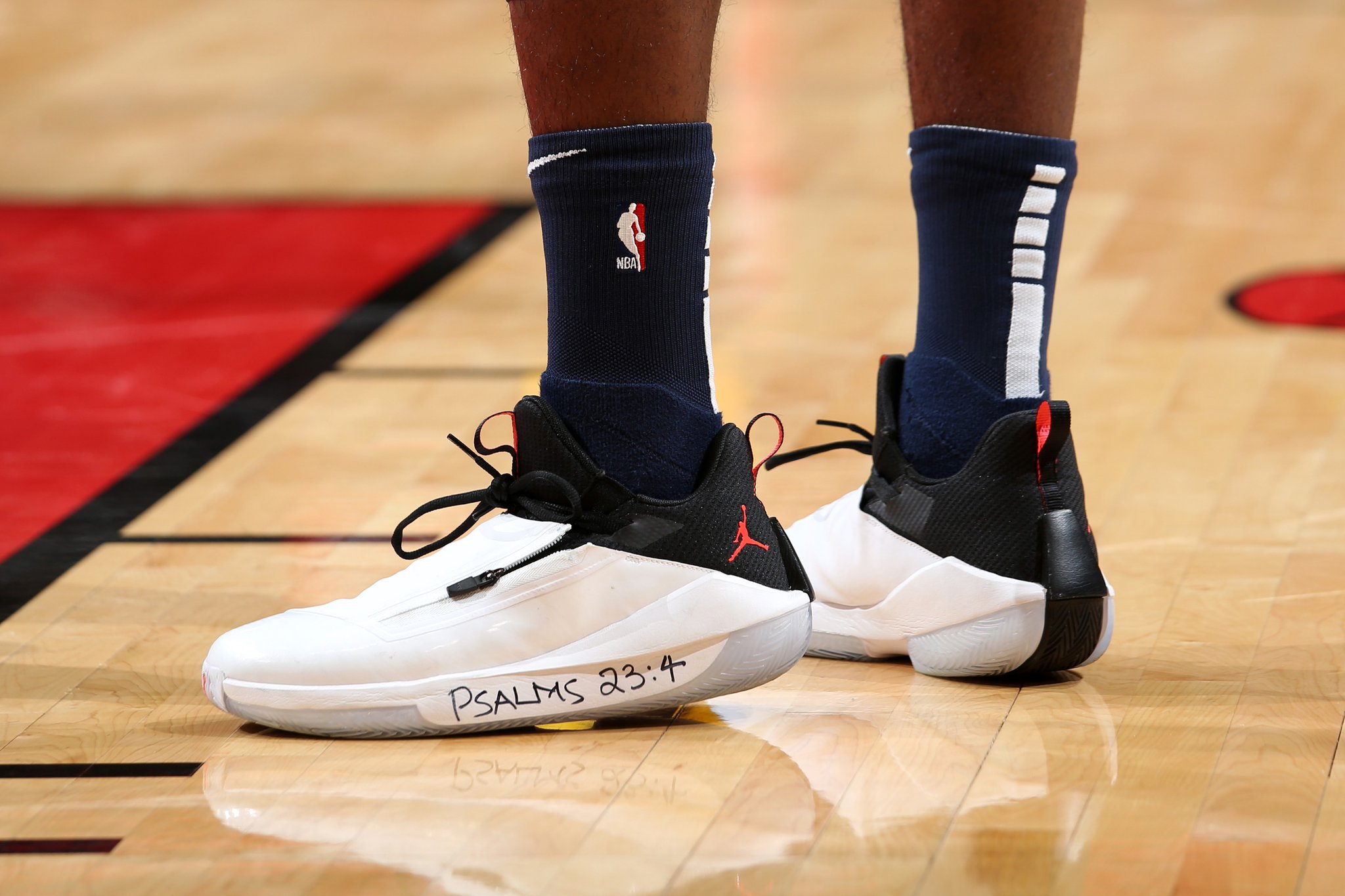 NBA今日球鞋精选:上脚两双联名款!火箭赢了,“鞋王”嗨了