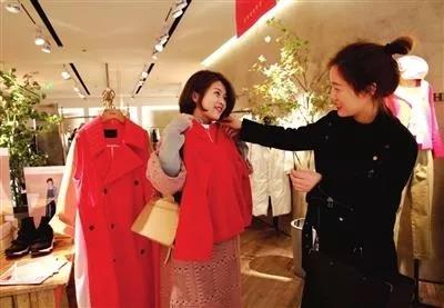 我报记者乔装顾客“突袭”新世纪商场!服务员这波应对没谁了~