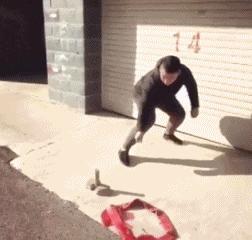 回家的路上看到这么多钱,背包都装不下啊,现在该怎么办