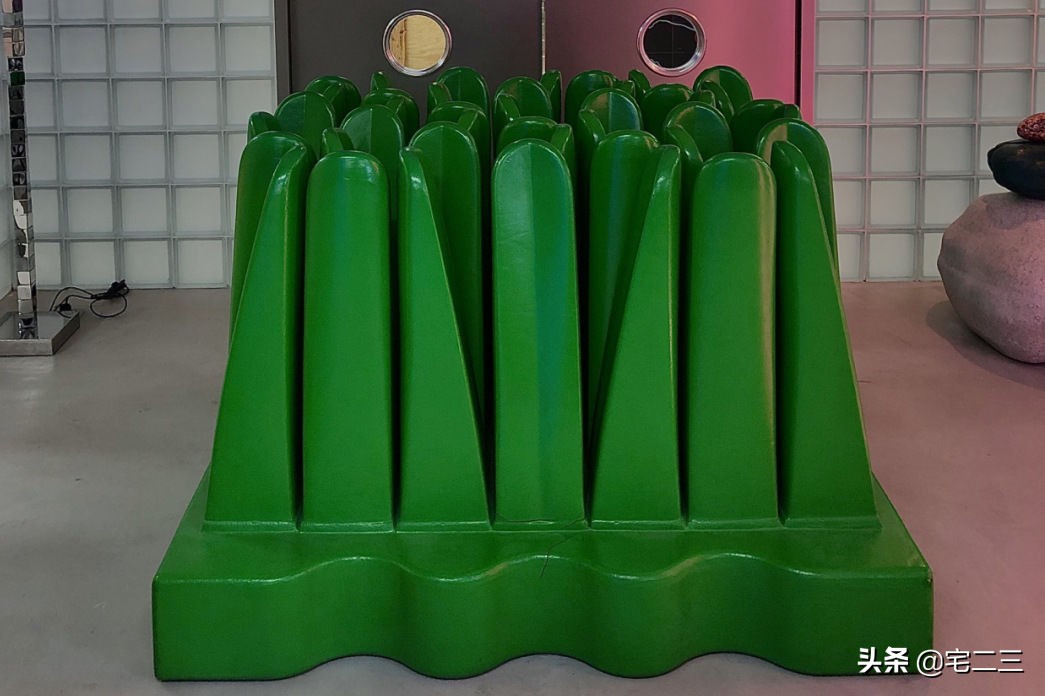 从KAWS、村上隆到草间弥生，为什么潮玩艺术也进军家居界了？