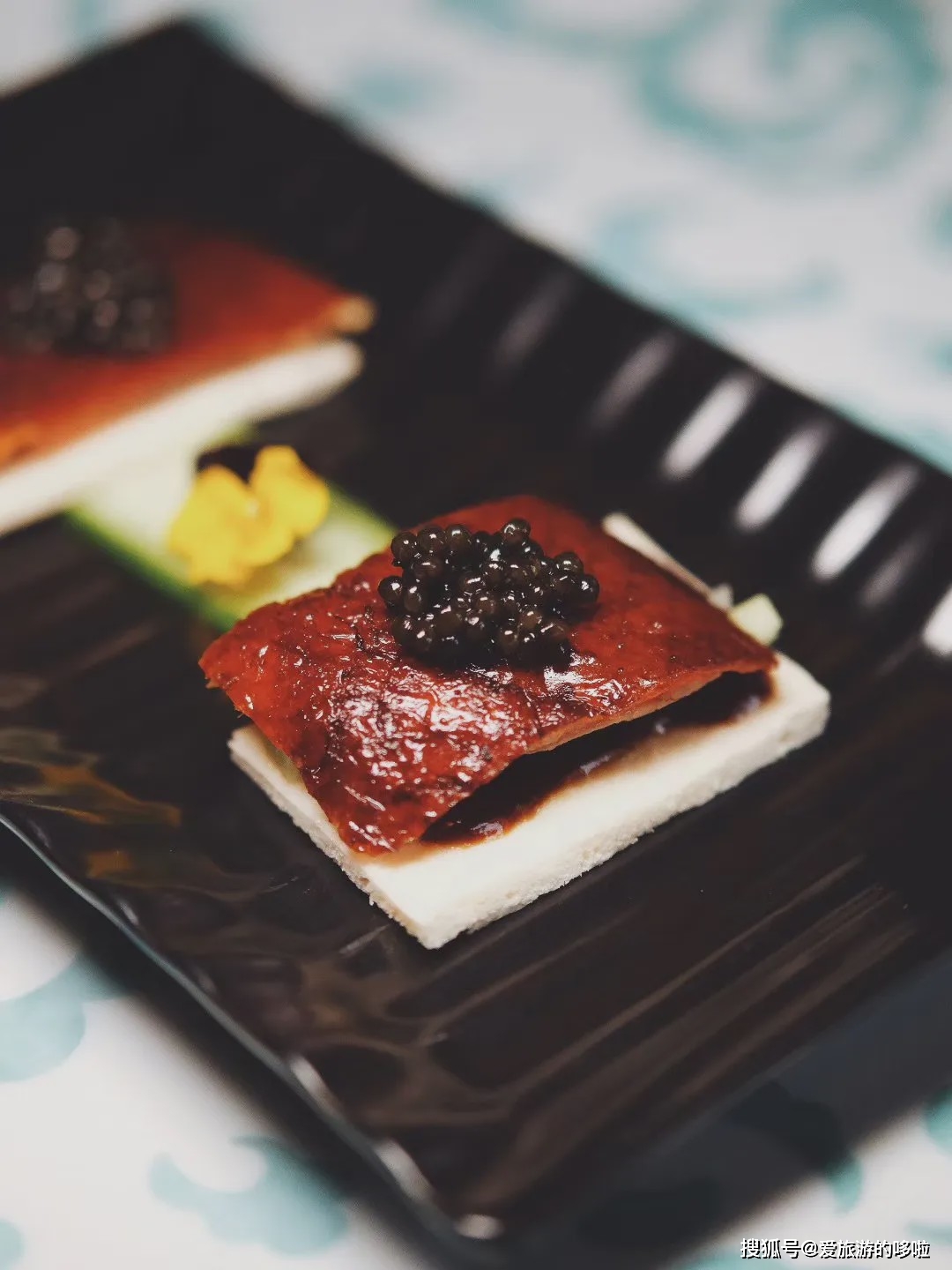 硬核吃鱼子酱指南，配糖油饼臭豆腐皮蛋