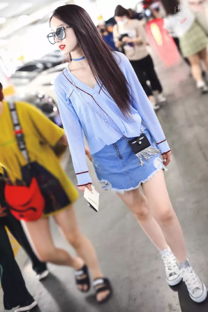 孟美岐黑色短裙,孟美岐紫色露脐衫