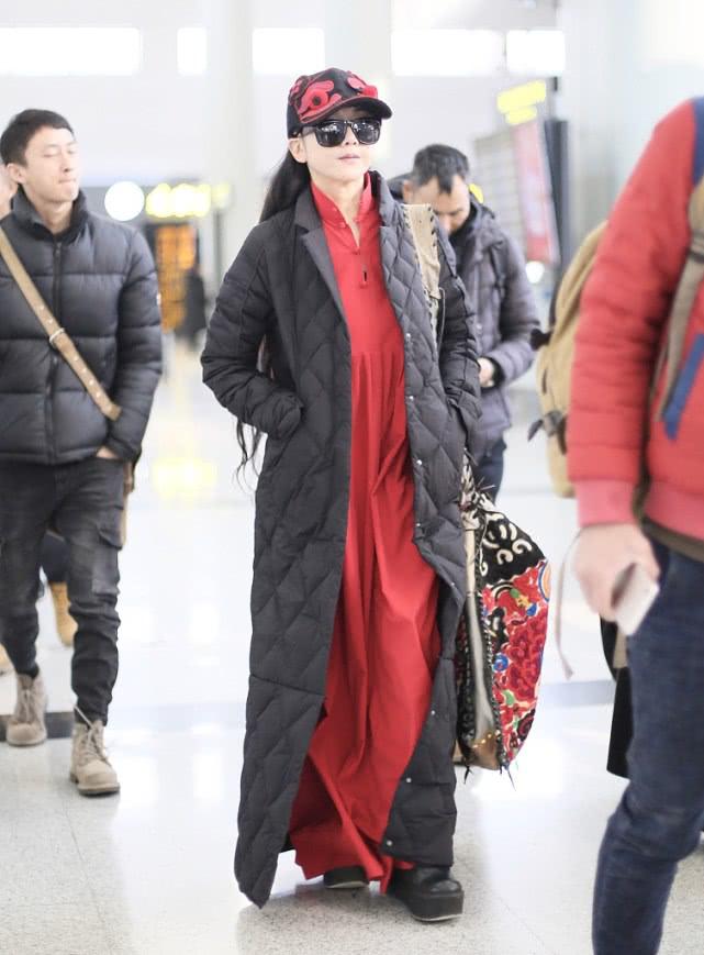 杨丽萍跳广场舞的裙子,杨丽萍穿白色长裙