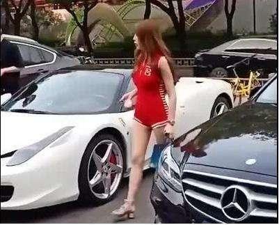 街头现身法拉利与美女,看到美女那一刻,网友:想知道怎么上厕所