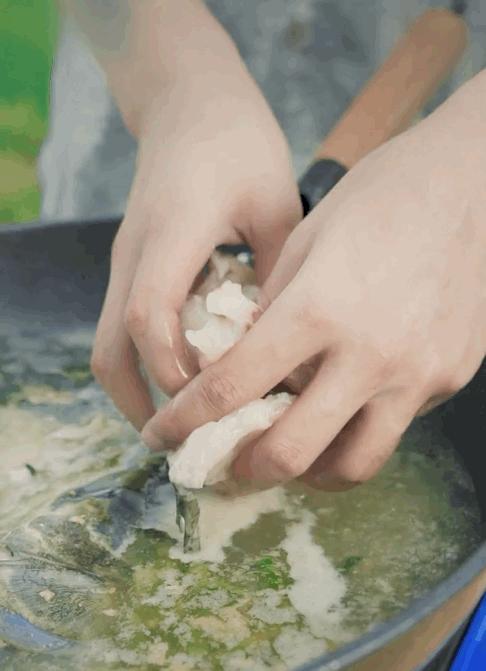 巴到喉咙里的那颗青花椒，勾起好多吃鱼人的回忆！