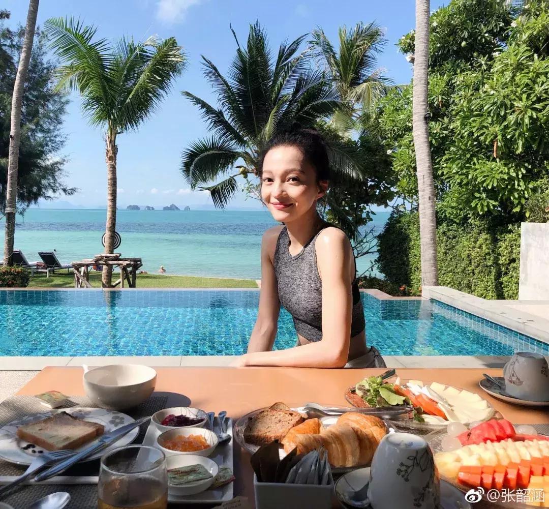 “过气”十年,凭什么她发个问号也能上热搜?