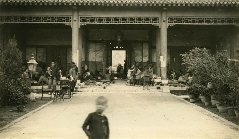 照相馆曾是高端行业,老板挣大钱买大洋房,照相机都是天价