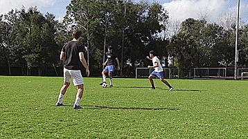 足球常用的传球方式,足球运球传球技巧