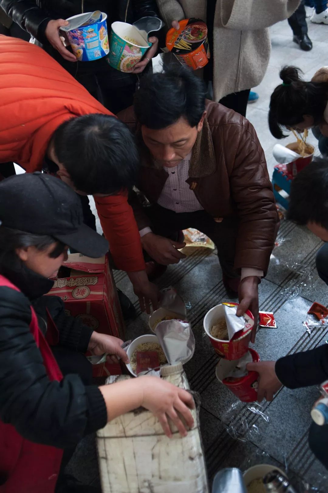 孩子坐绿皮火车看人世百态,绿皮火车才能反映生活百态