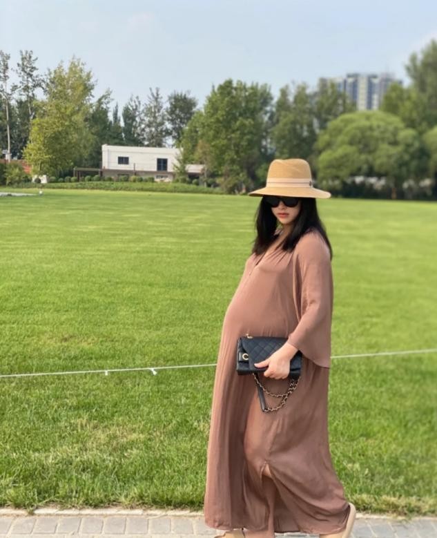 朱珠逛马场,朱珠挺孕肚看秀