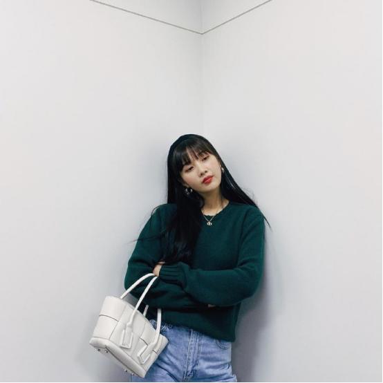 智秀白衣服配牛仔裙,秀智穿搭夏天气质上衣图