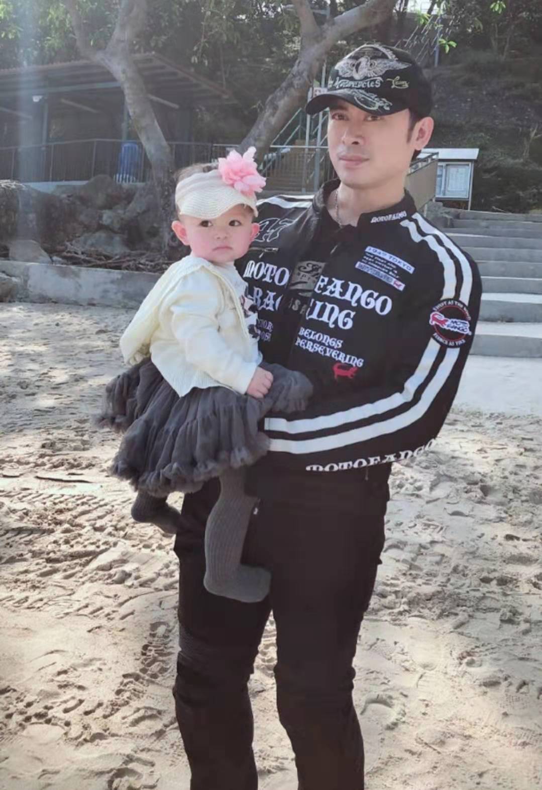 46岁香港男演员用嘴为女儿吸出鼻涕！妻子感叹是真爱但很想吐