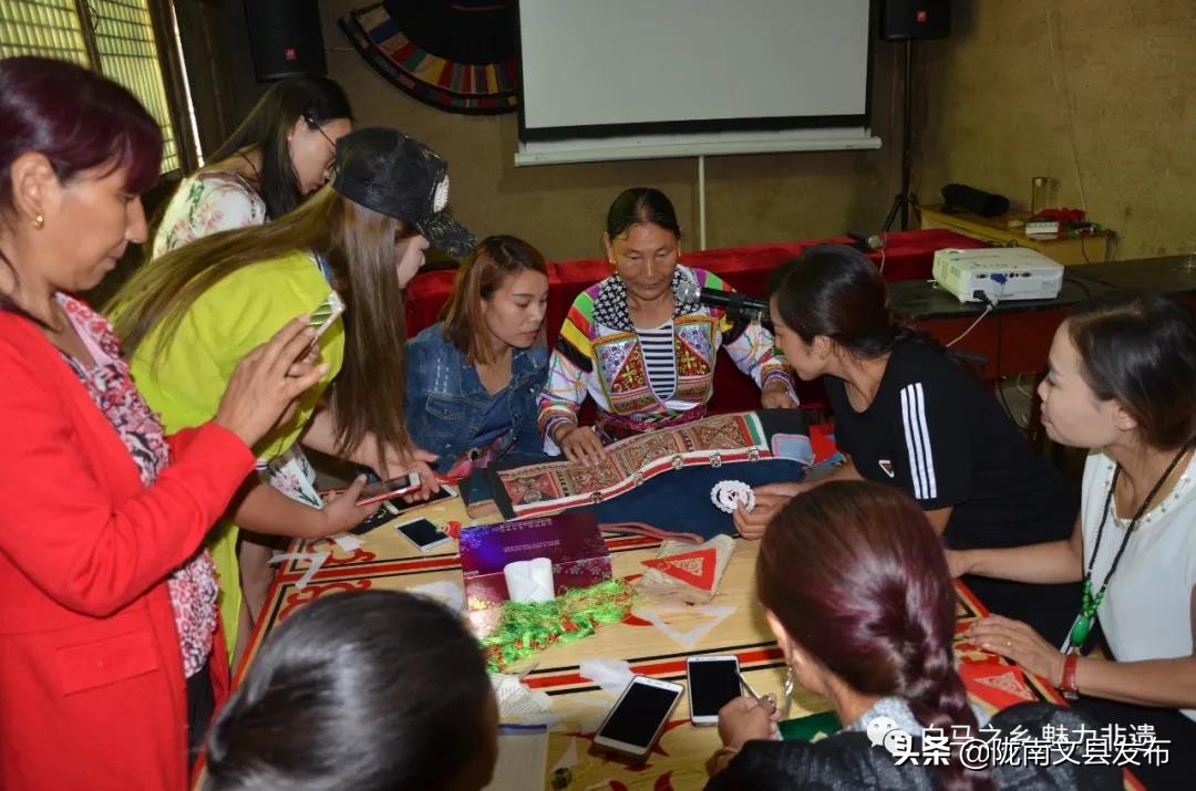 白马民族服装,白衣人服饰