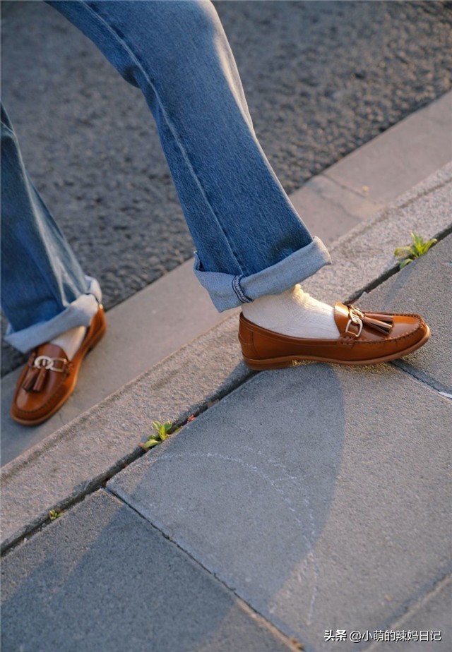 马丁靴搭配连帽风衣,冬天穿风衣千万别配两种裤子