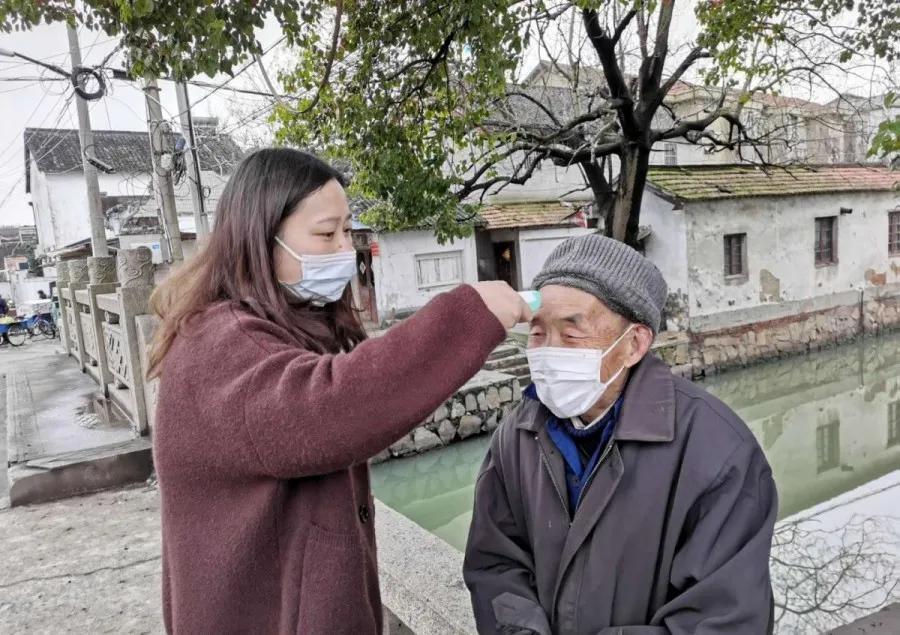全民战疫聚力量社区慰问显温情,共同战疫爱心在基层