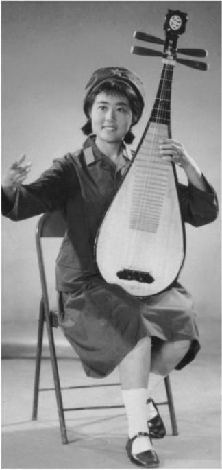 难忘74式军服——海军恢复水兵服，女兵穿上了裙子